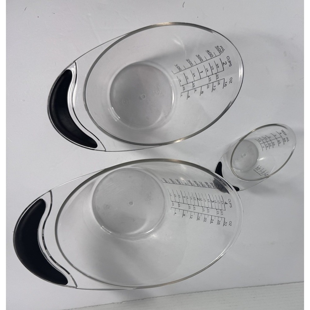 The Pampered Chef Plastic Measuring Cups with Black Handles (lot of 3), Preowned